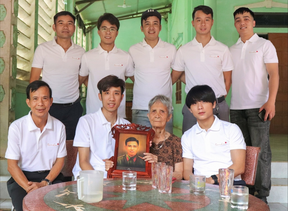 Nhóm Team Lee trao bức ảnh phục dựng chân dung Liệt sĩ cho mẹ VNAH (Ảnh NVCC)