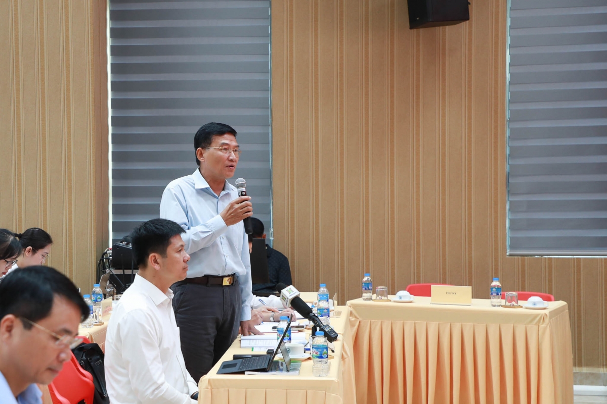 Nguyên Phó Trưởng đoàn chuyên trách Đoàn ĐBQH TP. Hà Nội Chu Sơn Hà đóng góp ý kiến tại hội nghị
