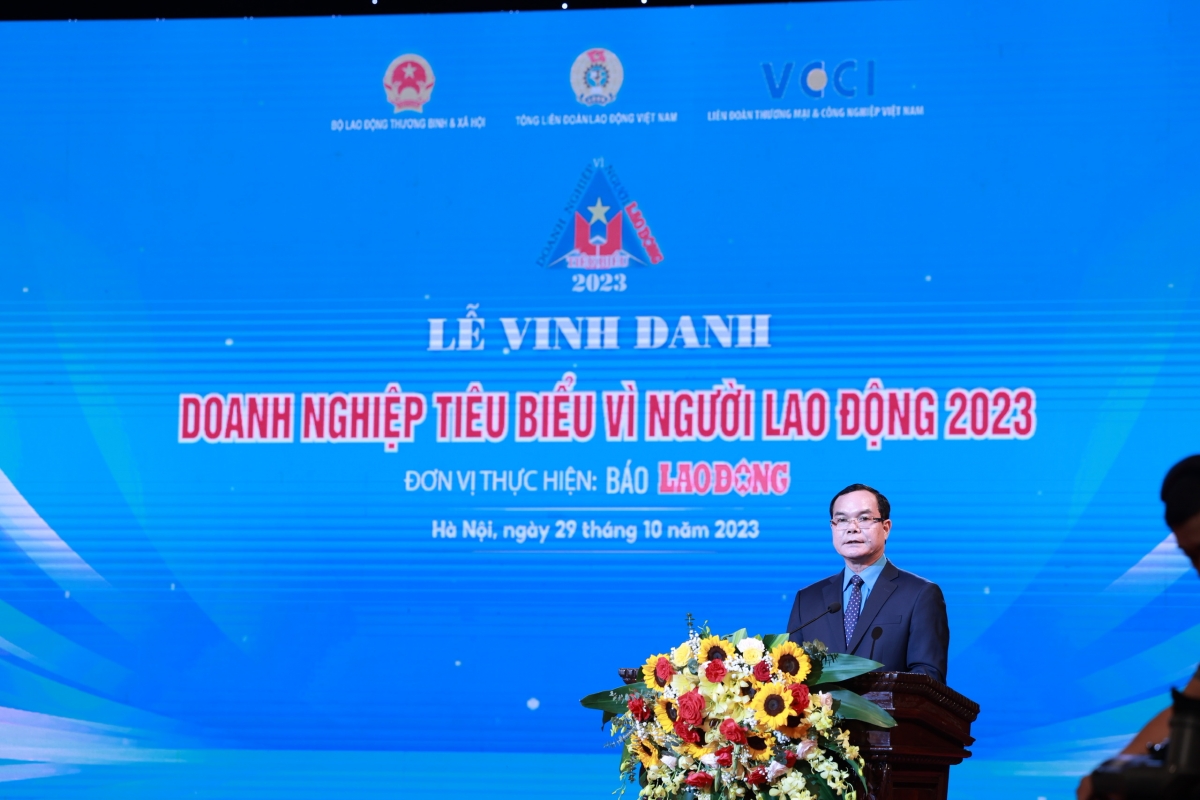 Đồng chí Nguyễn Đình Khang, Uỷ viên trung ương Đảng, Chủ tịch LĐLĐ Việt Nam