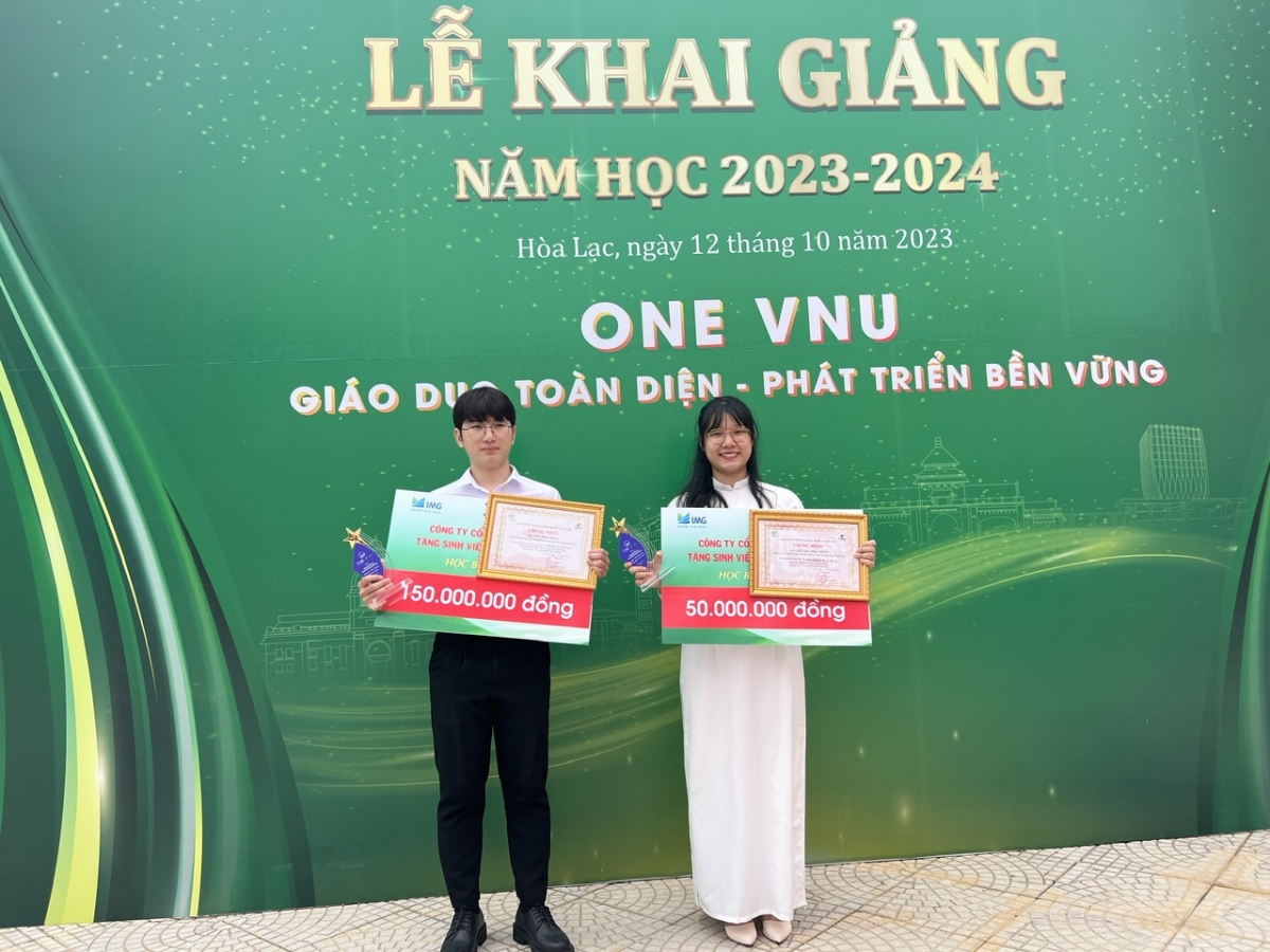 Nguyễn Anh Nhật Trân (bên phải), nữ sinh khoa Lịch sử và suất học bổng 50 triệu đồng 
