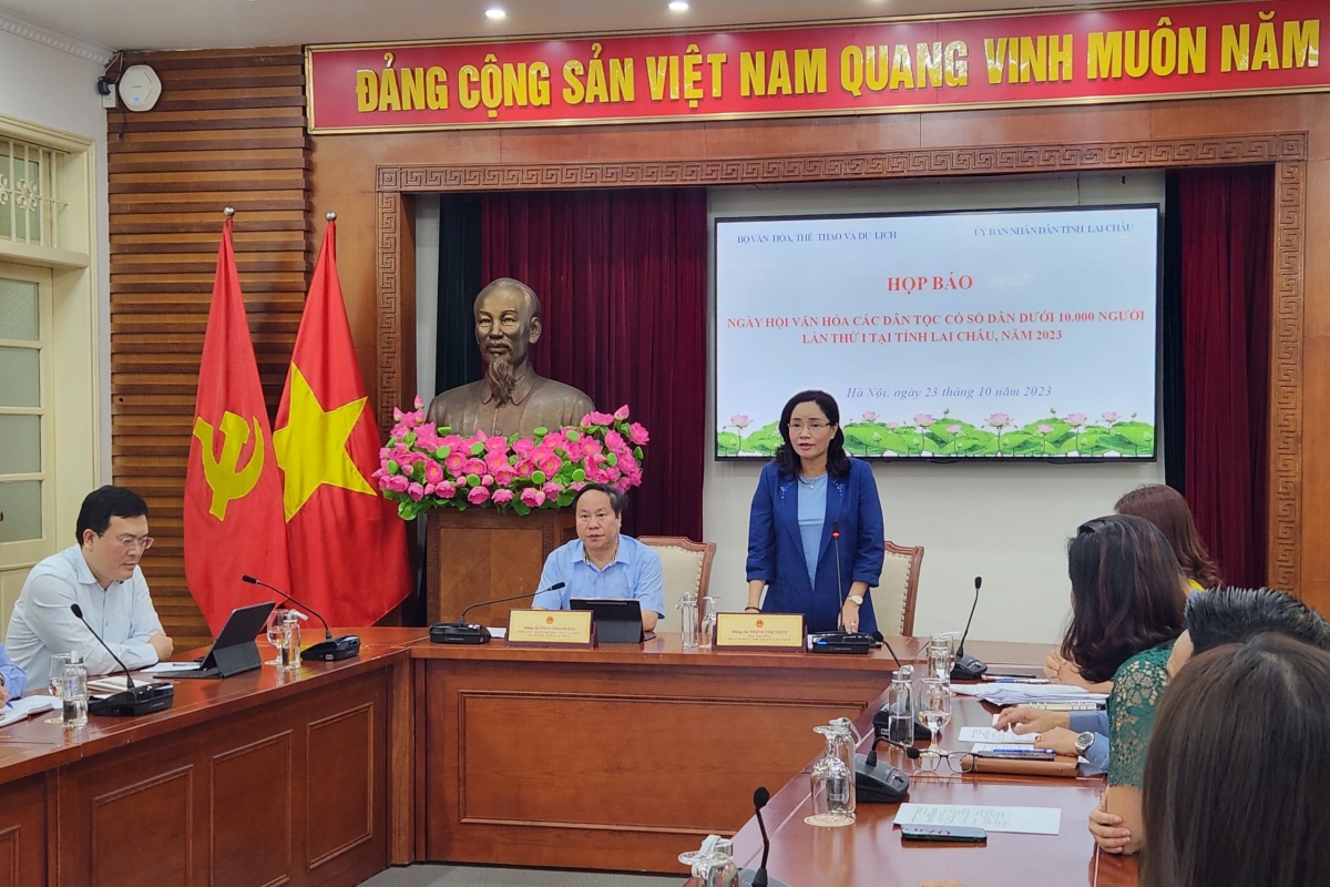 Bà Trịnh Thị Thuỷ, Thứ trưởng Bộ Văn hoá, Thể thao và Du lịch phát biểu tại họp báo