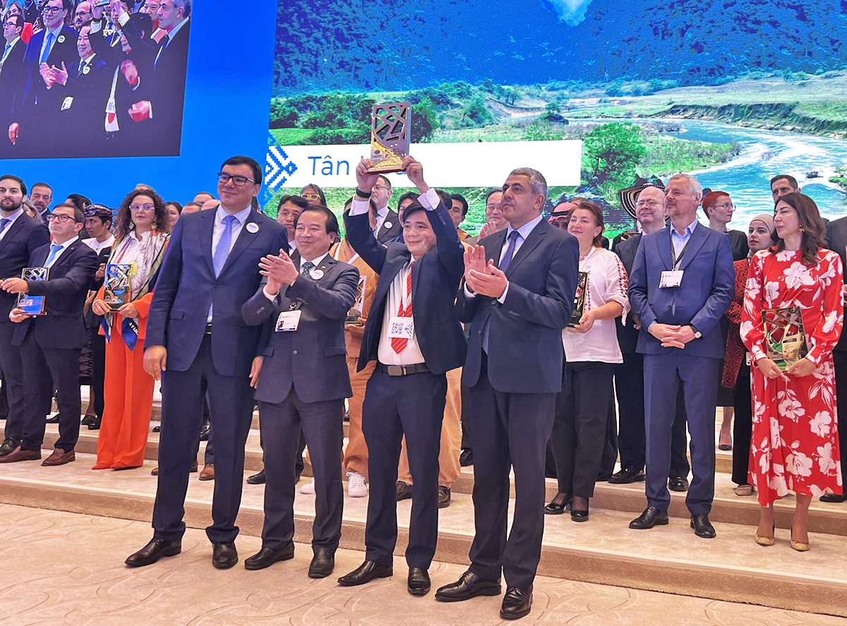 Chủ tịch UBND xã Tân Hóa, tỉnh Quảng Bình nhận Giải thưởng “Làng du lịch tốt nhất” của UNWTO.
Ảnh: Cục DLQGVN