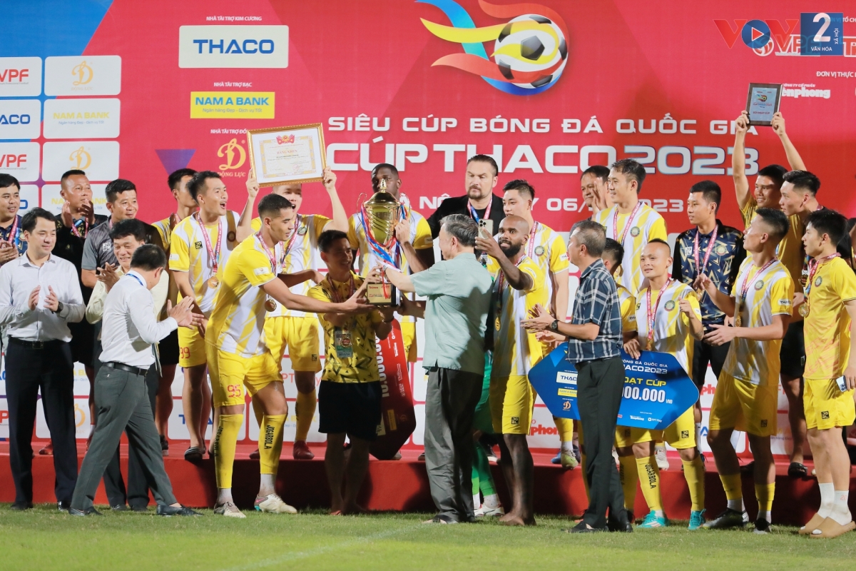 Đánh bại dàn sao của Công an Hà Nội với tỷ số thuyết phục 3-1, Đông Á Thanh Hóa giành Siêu Cúp Quốc gia 2023.