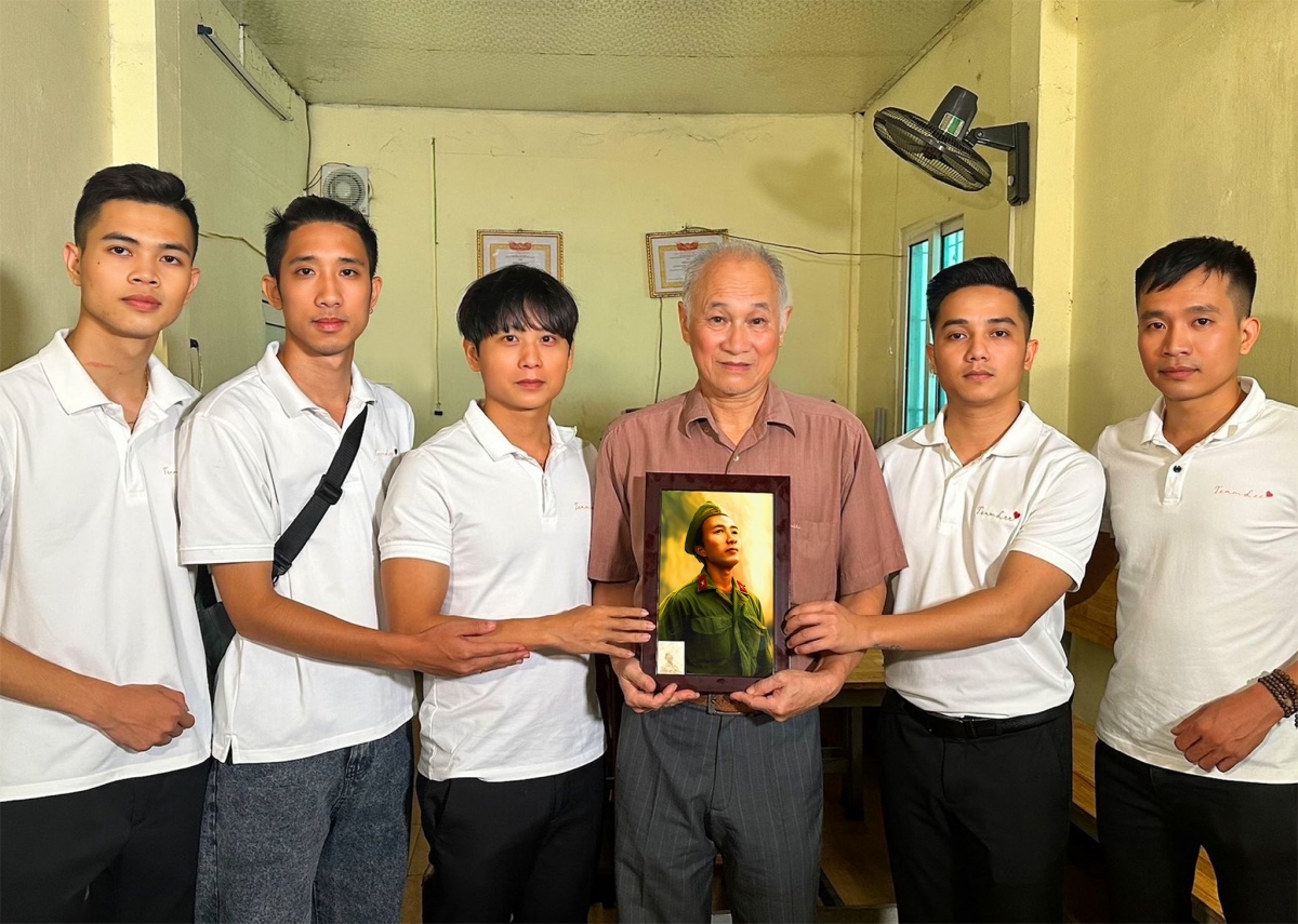 Nhóm Team Lee trao ảnh cho thân nhân Liệt sĩ, Đại tá tình báo Phạm Ngọc Thảo
vào 10/10/2023 (Ảnh NVCC)