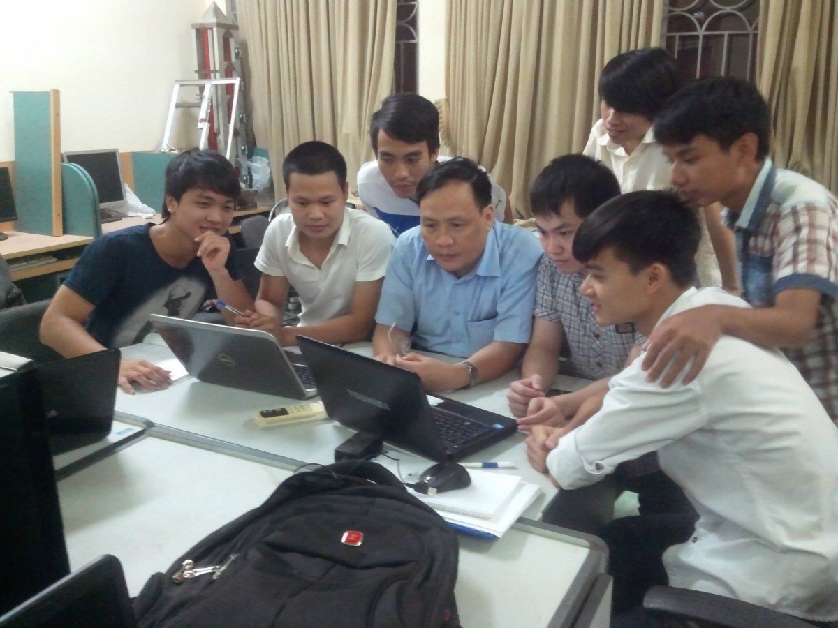 GS.TSKH Nguyễn Đình Đức (áo xanh ngồi giữa) hướng dẫn sinh viên nghiên cứu Khoa học 