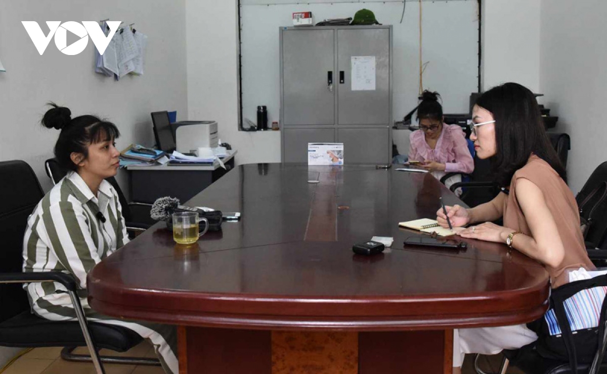 Tác giả Nguyễn Trần Anh Thu (phải) phỏng vấn nhân vật để thực hiện tác phẩm "Minh Minh"