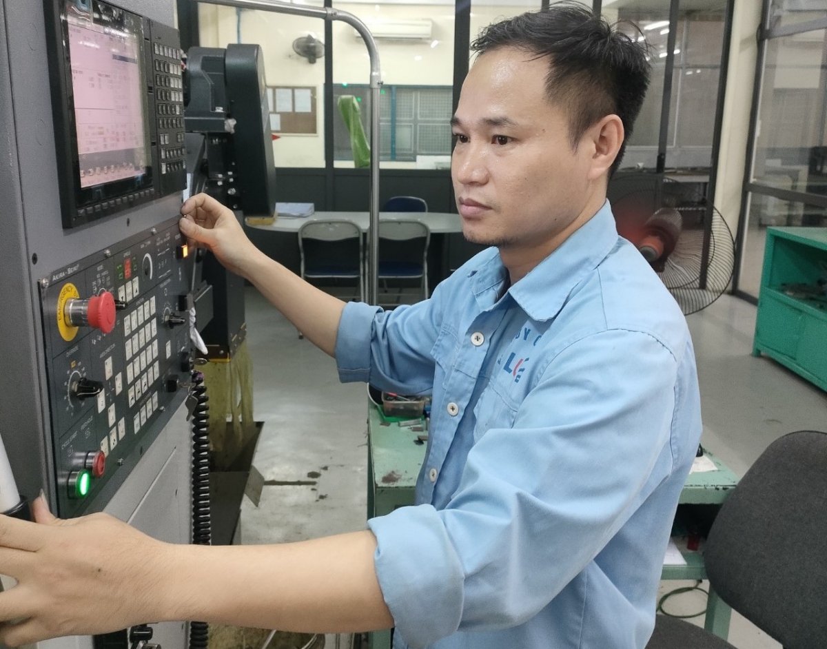 Anh Nguyễn Đình Tường, tổ trưởng gia công chính xác, Công ty TNHH Máy và Thiết bị Công nghiệp Lam Uy