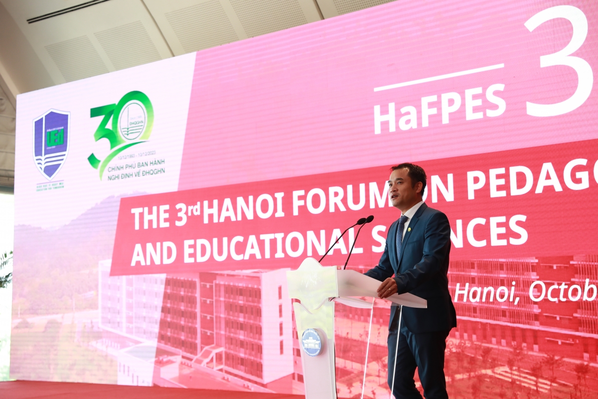 Phó Giám đốc ĐHQG Hà Nội Phạm Bảo Sơn phát biểu tại Hội thảo 