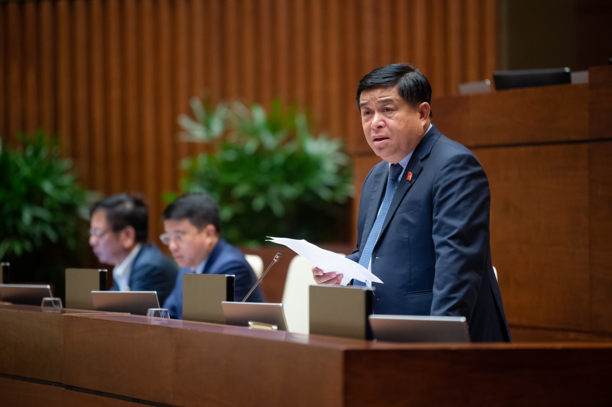 Bộ trưởng Bộ Kế hoạch và Đầu tư Nguyễn Chí Dũng cho biết cũng đã tổng hợp và báo cáo Chính phủ để trình Quốc hội Tờ trình số 557 về một số cơ chế đặc thù nhằm tháo gỡ những khó khăn, vướng mắc hiện nay trong triển khai thực hiện các chương trình mục tiêu quốc gia