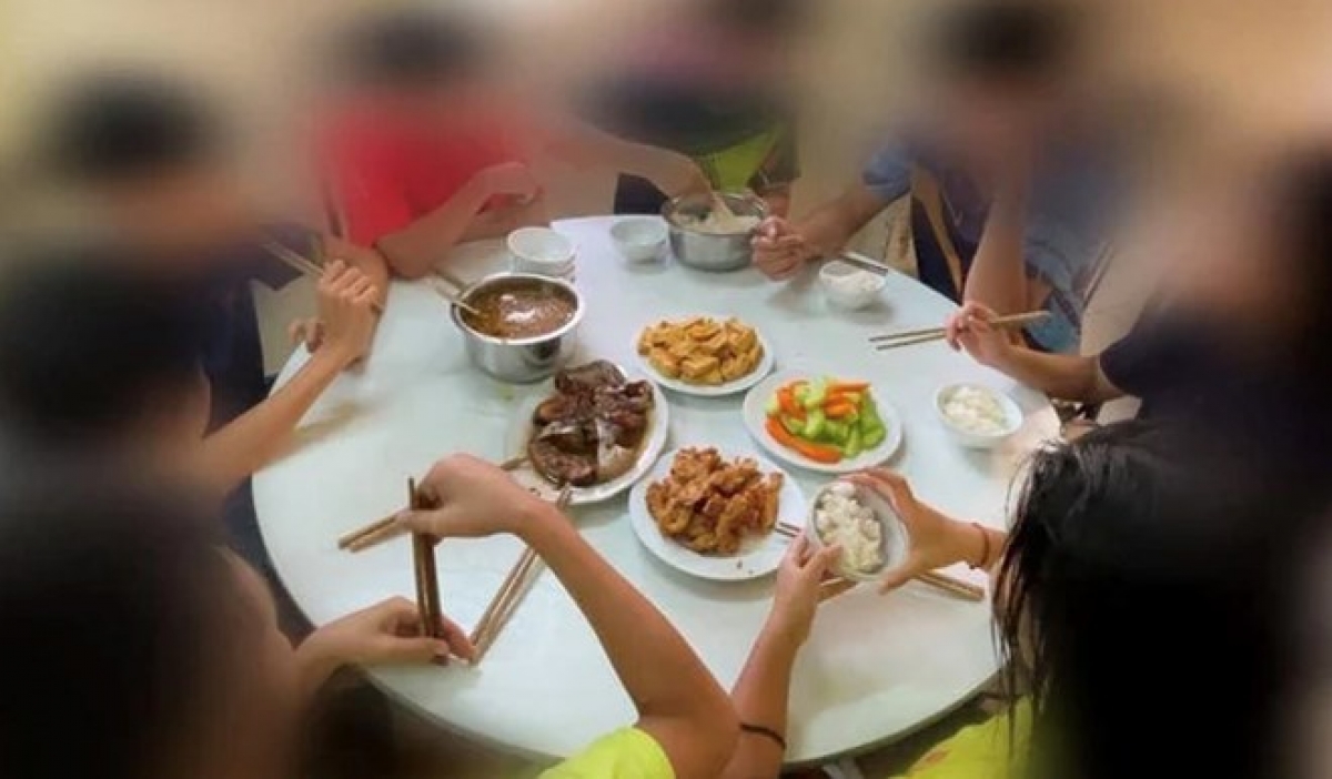 Hình ảnh bữa cơm được lan truyền trên mạng xã hội. Ảnh: Tiền Phong