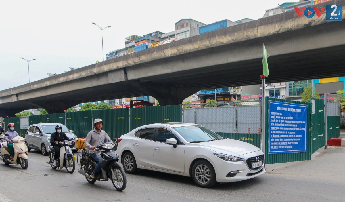 Tại tuyến đường Nguyễn Xiển (quận Thanh Xuân, Hà Nội), hàng chục "lô cốt" án ngữ chiếm gần nửa lòng đường để phục vụ thi công dự án nước thải Yên Xá.