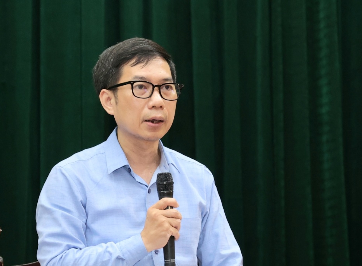 Ông Lê Việt Dũng, Phó Cục trưởng Cục Quản lý dược thông tin về thuốc điều trị tay chân miệng.