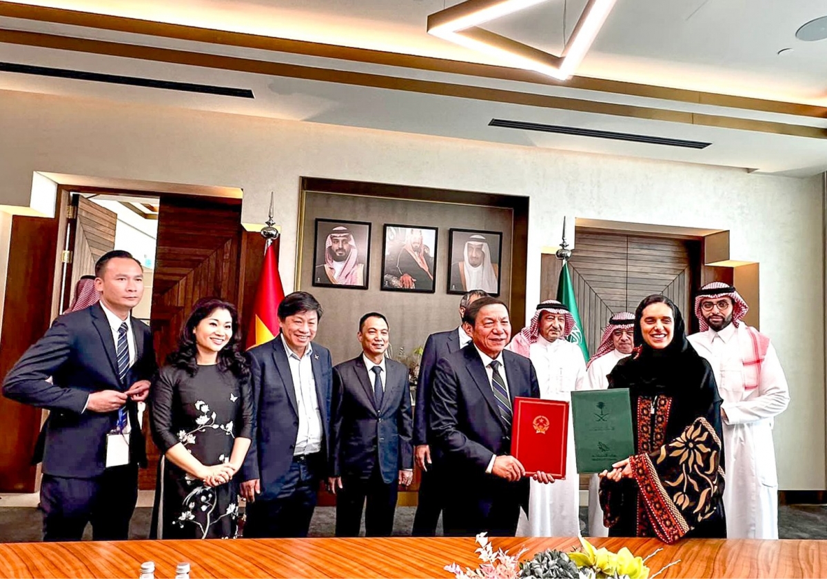 Bộ trưởng Bộ VHTTDL Nguyễn Văn Hùng và Công chúa Haifa Bint Mohammed Al-Saud, Thứ trưởng Bộ Du lịch Ả-rập Xê-út ký kết hợp tác về du lịch