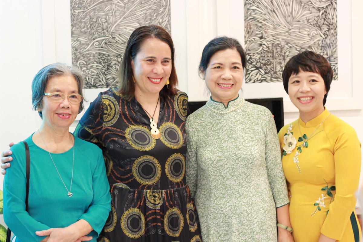 Nữ đại sứ Tredene Dobson chụp ảnh lưu niệm cùng khách mời là các nhà giáo dục, tác giả sách Việt Nam. Đại sứ quán New Zealand