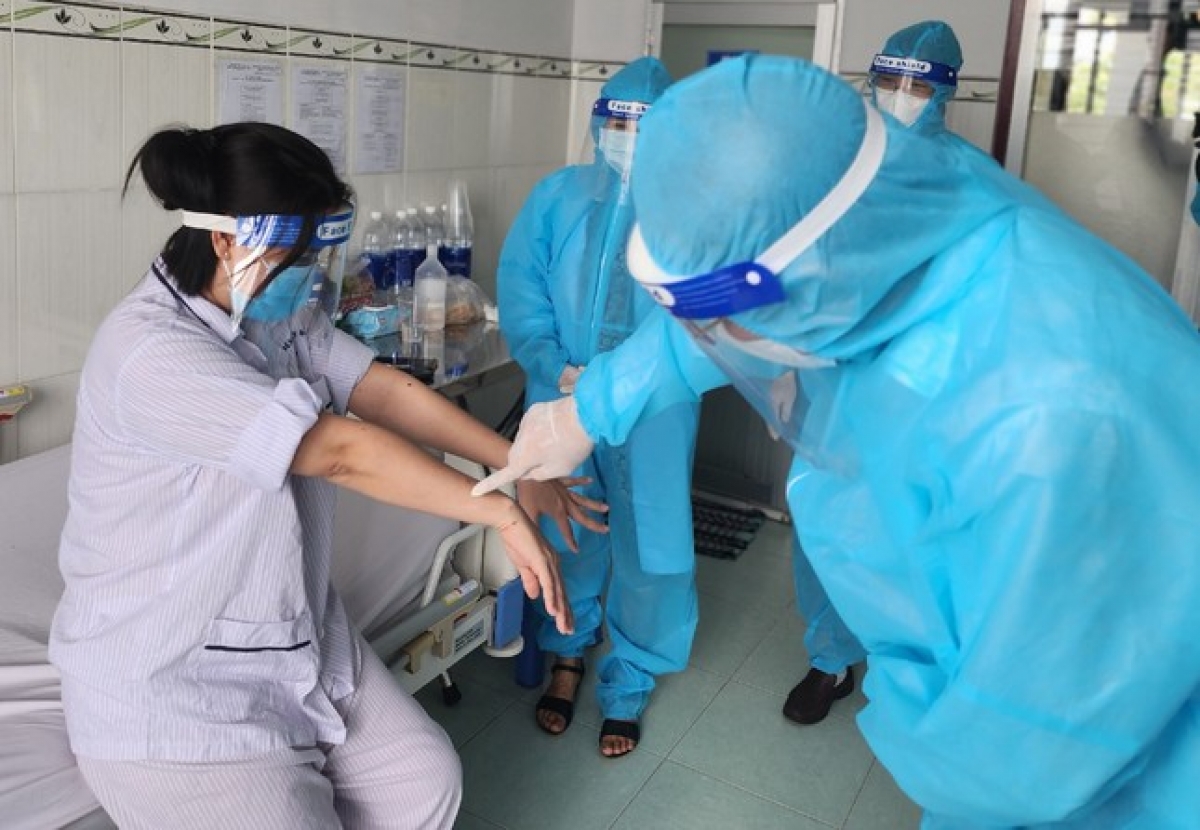 Bác sĩ Bệnh viện Bệnh nhiệt đới (TP. Hồ Chí Minh) thăm khám cho một bệnh nhân đạu mùa khỉ