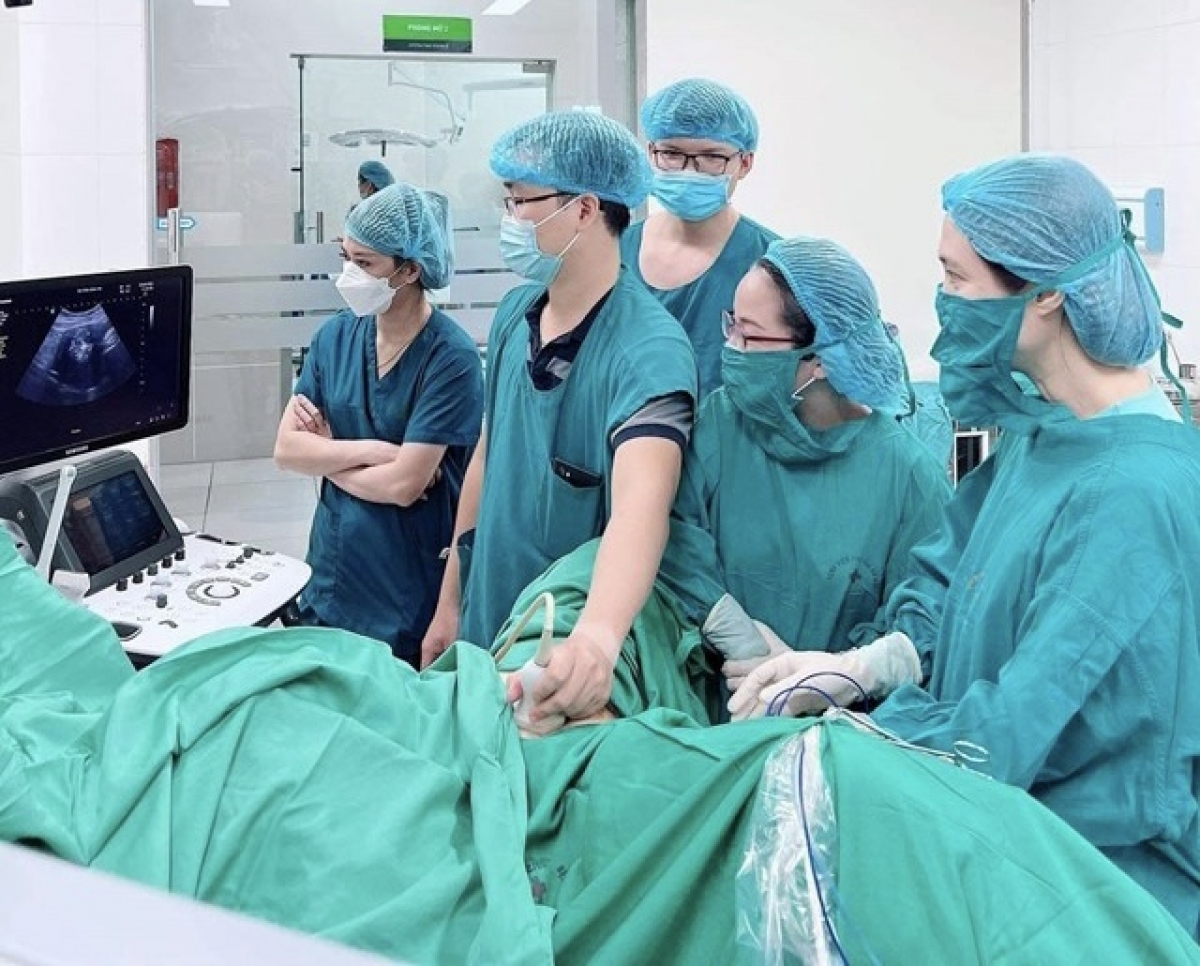 Bác sĩ BV Phụ sản Hà Nội thực hiện phương pháp đốt u xơ tử cung cho bệnh nhân