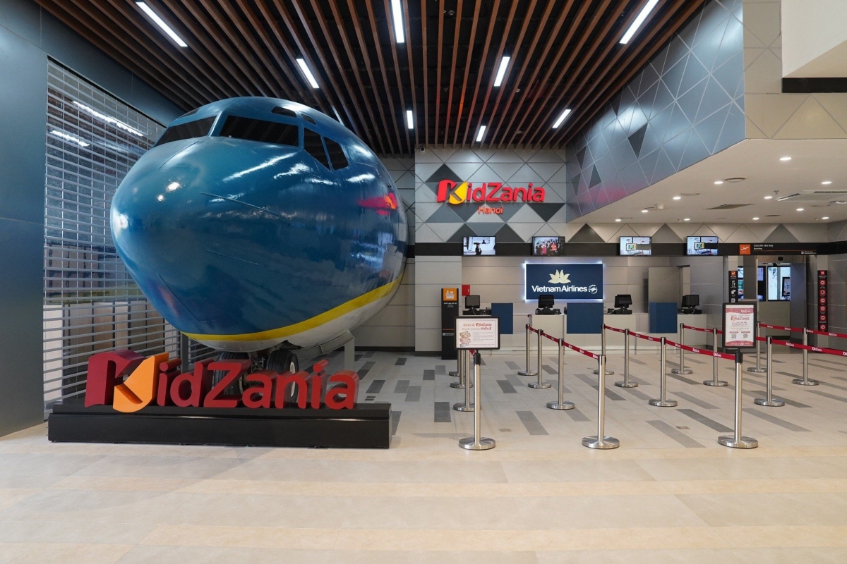 Máy bay Boeing 727 được vận chuyển về Hà Nội và đặt tại tầng 5, Lotte Mall West Lake Hanoi