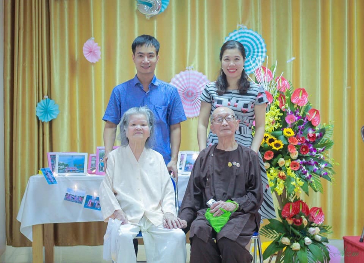 Anh Đỗ Trần Hồ Thắng và vợ cùng các cụ tại trung tâm dưỡng lão Diên Hồng ( Ảnh: Trun tâm dưỡng lão Diên Hồng)
