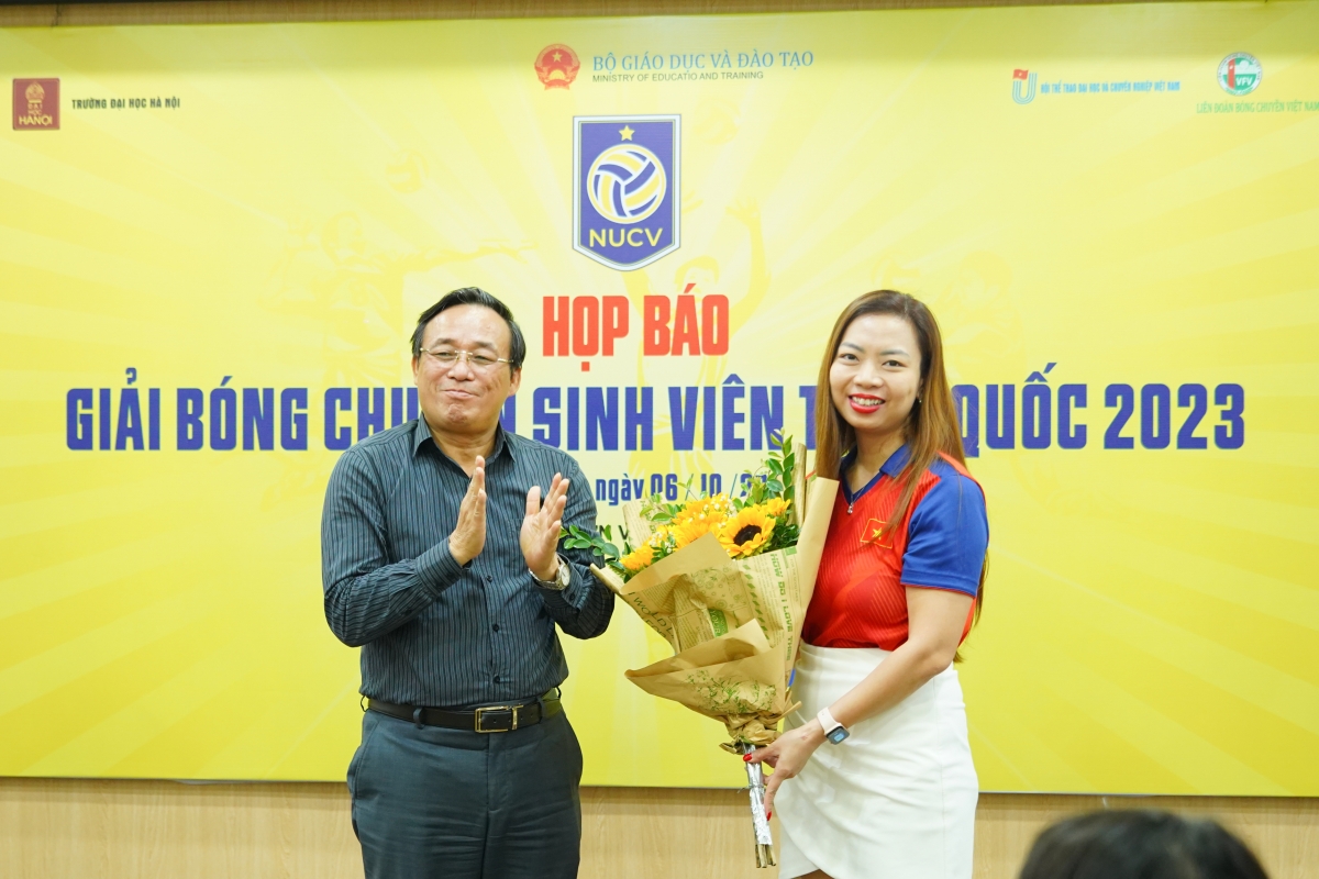 Phó Vụ trưởng Vụ Giáo dục Thể chất Trần Văn Lam trao hoa cho đại diện nhà tài trợ