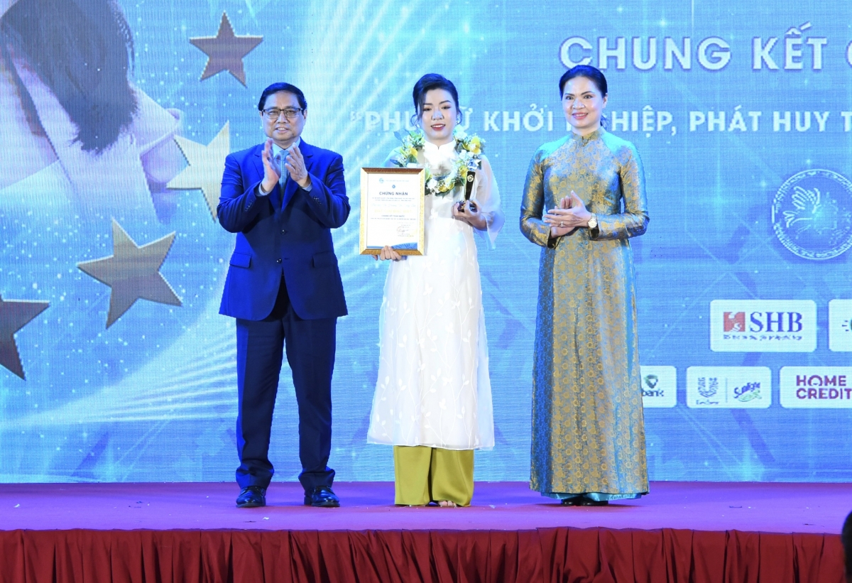 Giải đặc biệt được trao cho chị Hoàng Thị Thùy Linh (Vĩnh Phúc) với dự án “Ứng dụng công nghệ cao vào sản xuất và phát triển gạo lứt hữu cơ”
