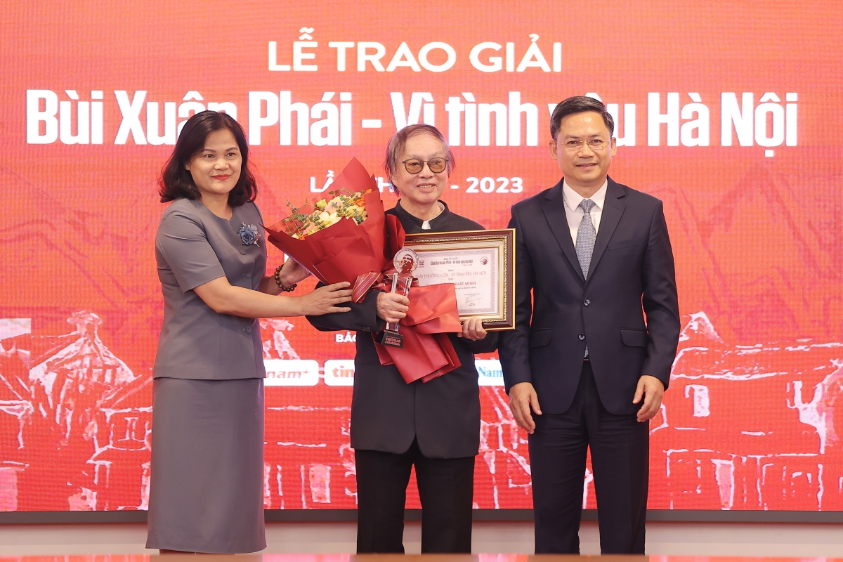 Đạo diễn, NSND Đặng Nhật Minh nhận Giải thưởng Lớn - Vì tình yêu Hà Nội. Ảnh: BTC
