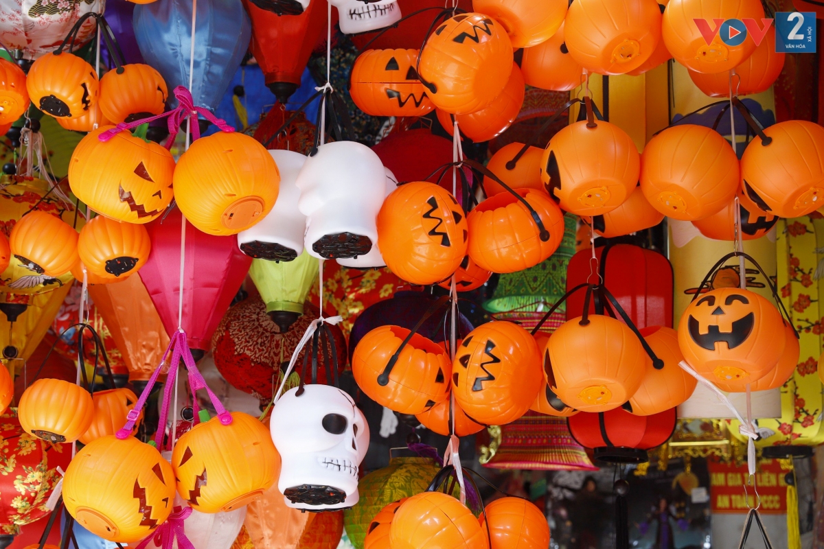 Không khí Halloween với 2 gam màu chủ đạo cam, đen. Các mặt hàng bán chạy nhất thời điểm hiện tại là giỏ đựng kẹo hình bí ngô và đèn bí ngô trang trí.