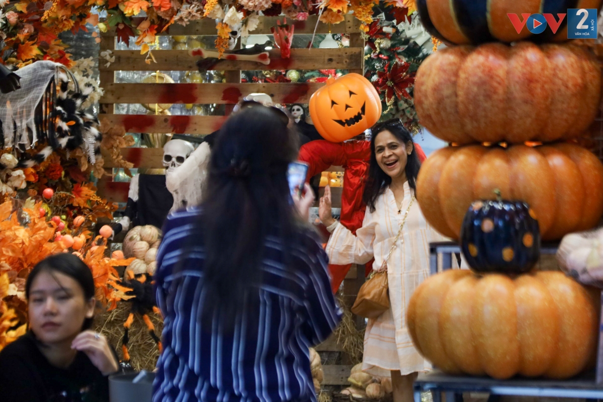 Những du khách nước ngoài thích thú trước không gian nhiều màu sắc và ma quái, đúng với tinh thần lễ hội hóa trang Halloween.