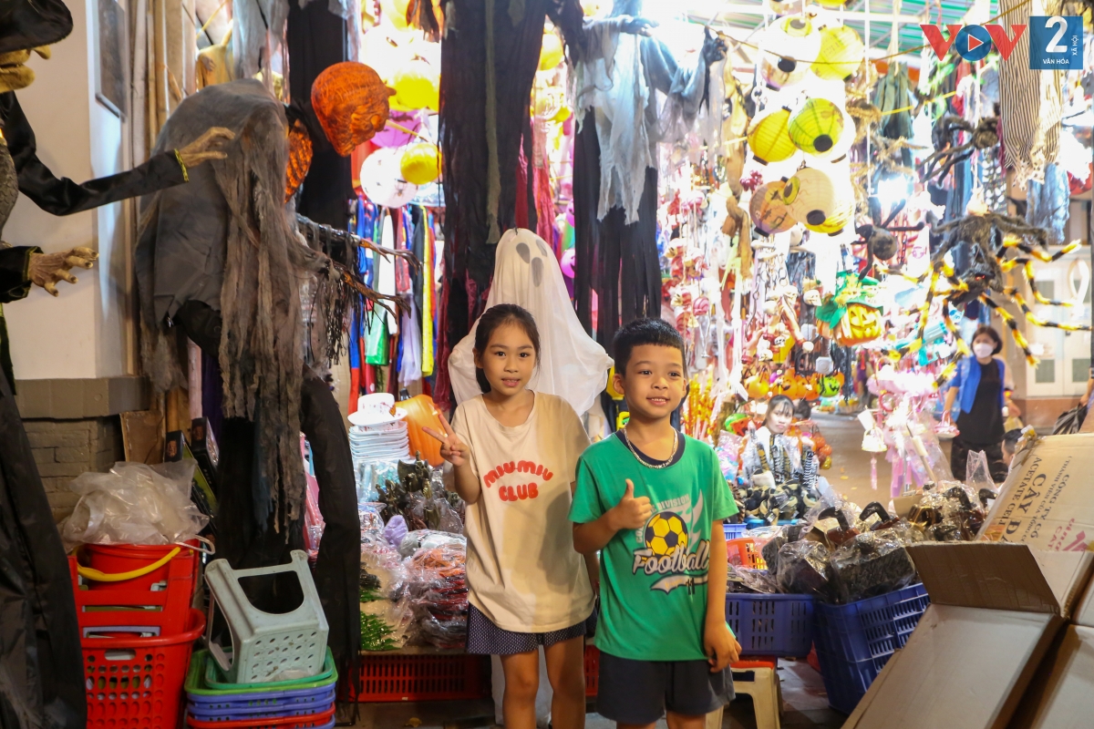 Phố Hàng Mã không chỉ là nơi mua sắm mà còn là điểm tham quan, vui chơi yêu thích của các em nhỏ.