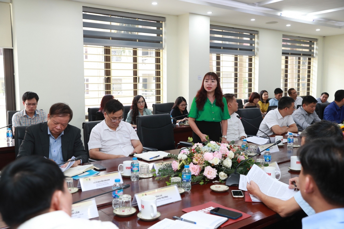 PGS.TS Đặng Thu Hương, Phó hiệu trưởng Trường Đại học KHXH&amp;NV báo cáo công tác đào tạo của Viện đào tạo BCTT của trường 