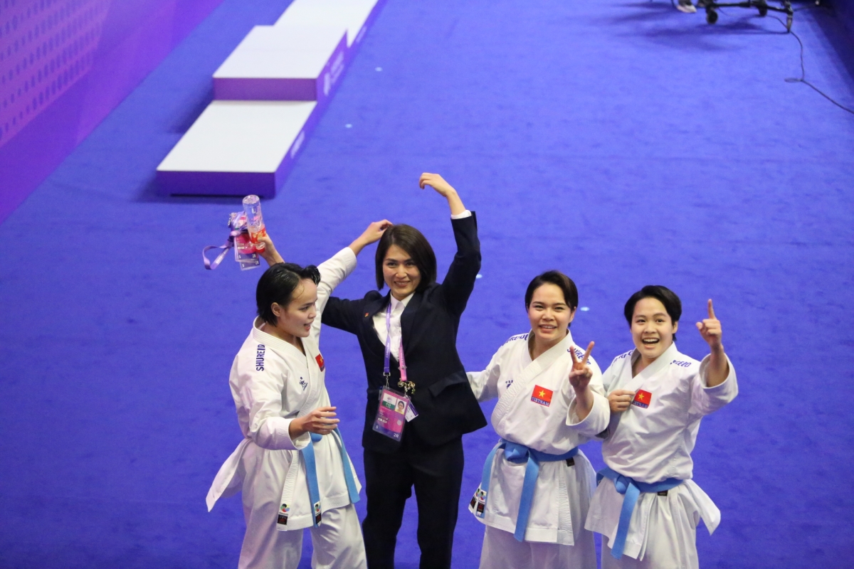Việt Nam giành HCV nội dung quyền đồng đội nữ môn karate (Ảnh: Huy Đăng)