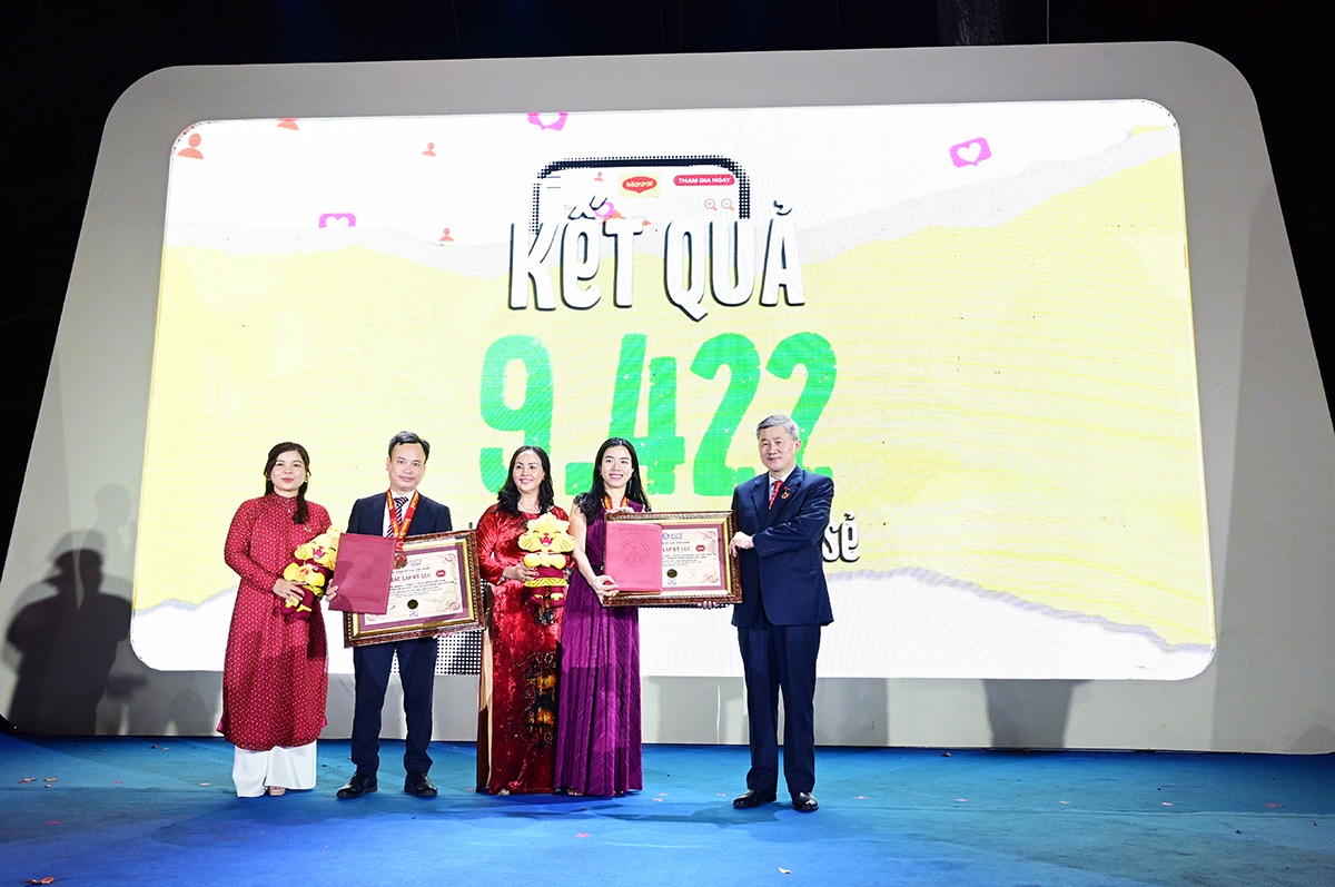 Trung tâm Thông tin du lịch (Cục Du lịch Quốc gia Việt Nam) và nhãn hàng Maggi - Nestlé Việt Nam nhận Quyết định xác lập Kỷ lục Việt Nam. Ảnh: TITC
