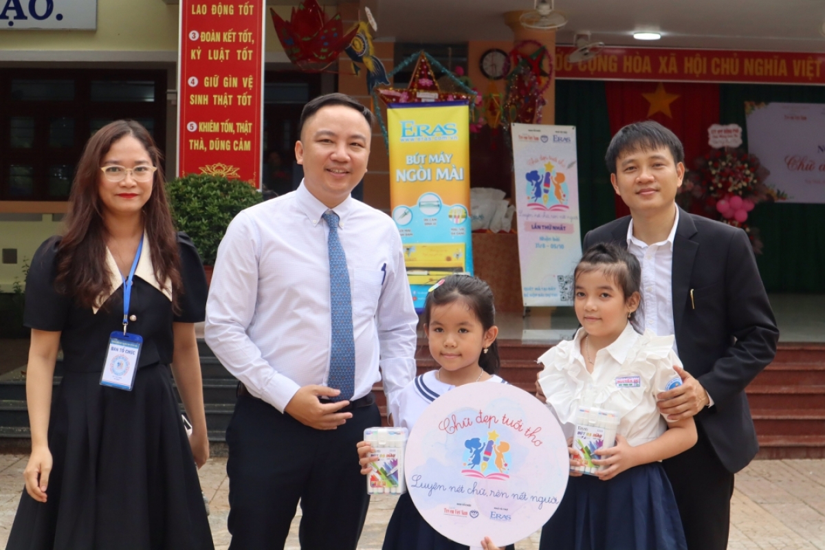Ban tổ chức tặng quà cho học sinh tham gia mini game trong Ngày hội.