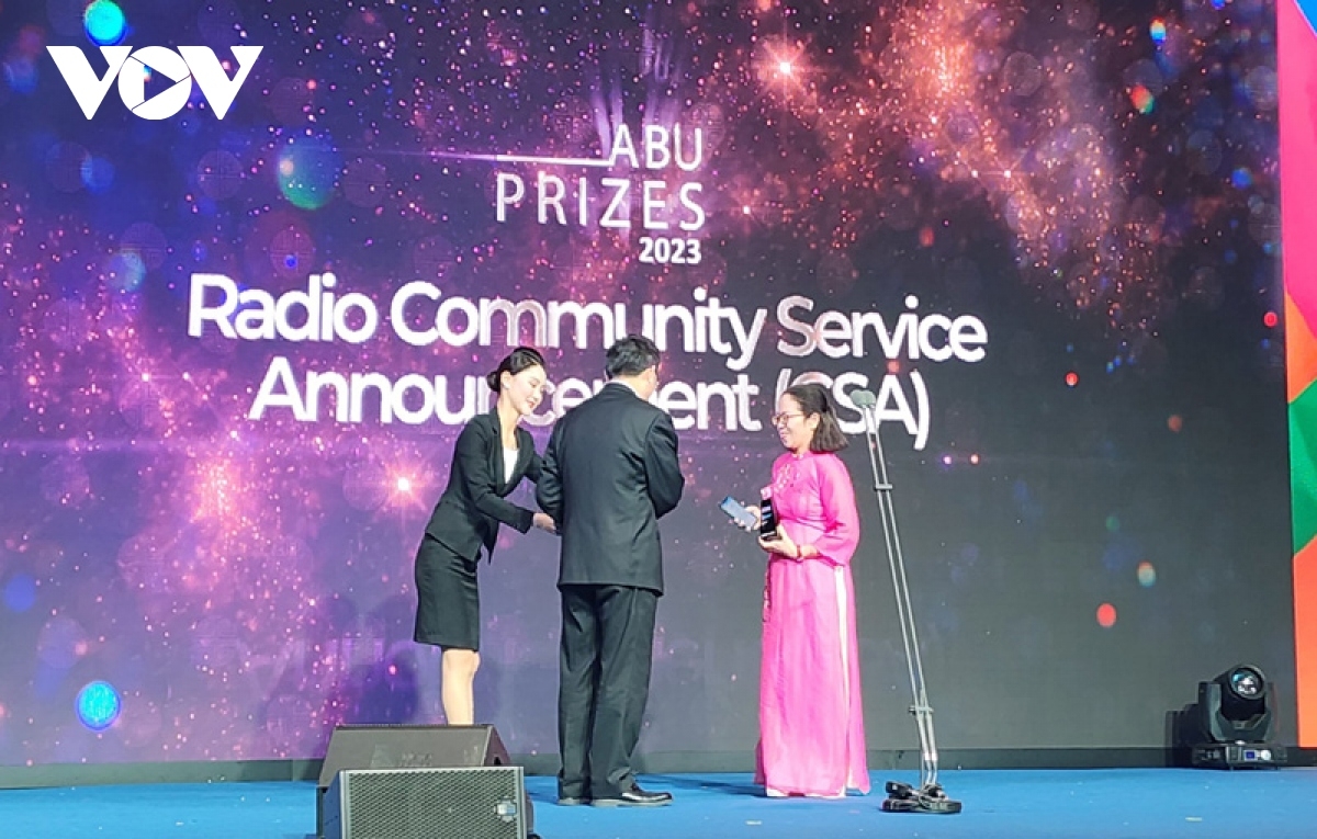 Nhà báo Nguyễn Hồng Vân, đại diện nhóm tác giả Ban Đối ngoại (VOV5) nhận giải thưởng từ Ban Tổ chức