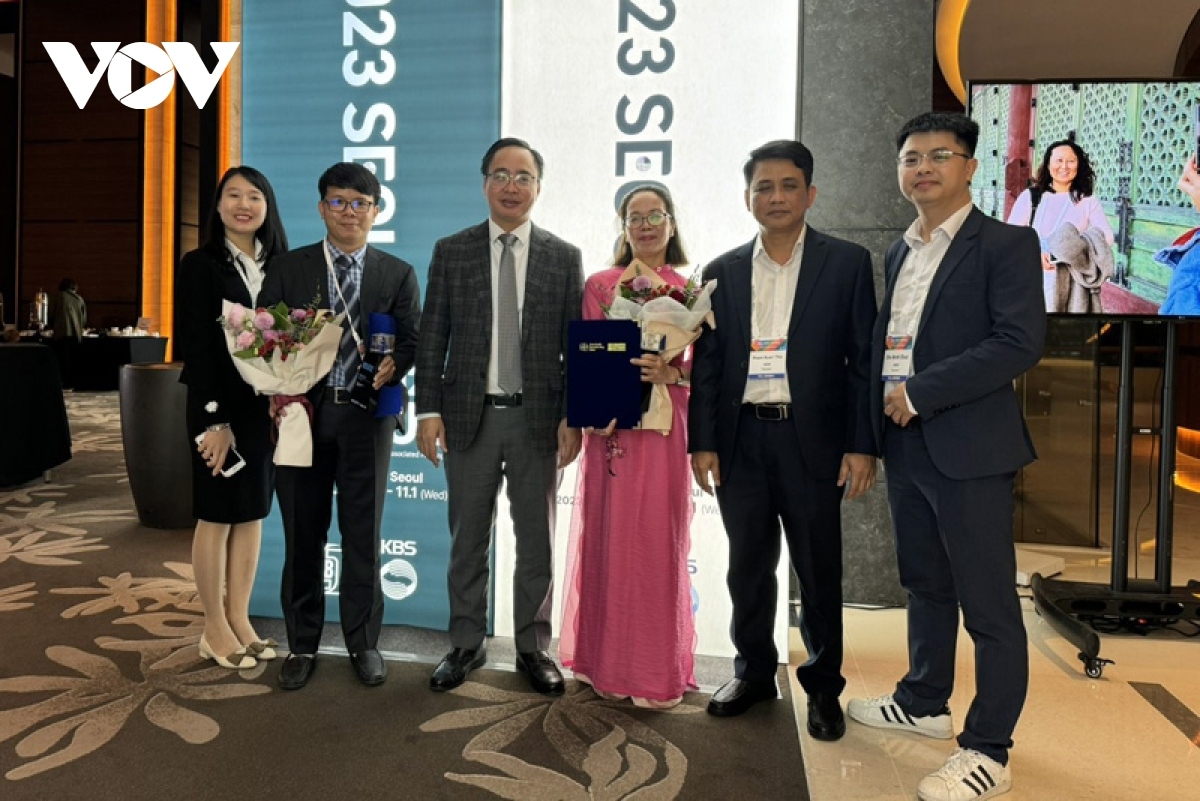 Phó Tổng Giám đốc VOV Phạm Mạnh Hùng (thứ 3 từ trái sang) chúc mừng các nhà báo của VOV đoạt giải ABU năm 2023