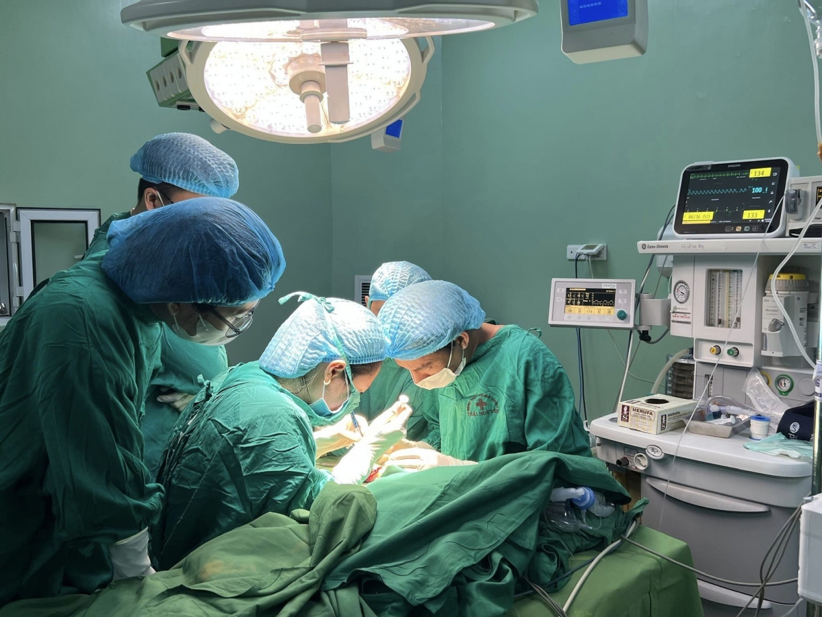Các bác sỹ Bệnh viện Trung ương Thái Nguyên tiến hành nối bàn tay cho cháu bé 18 tháng tuổi