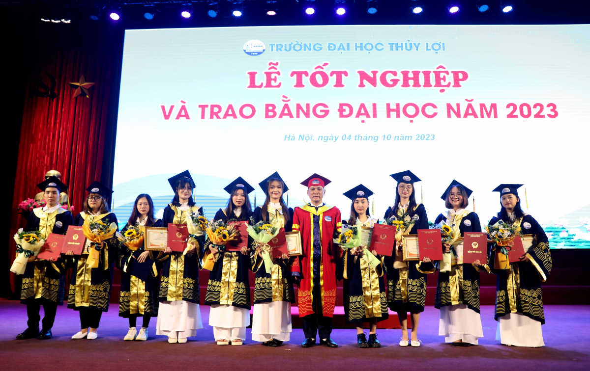     GS.TS Nguyễn Trung Việt - Phó hiệu trưởng trao bằng cho các sinh viên có thành tích cao trong học tập