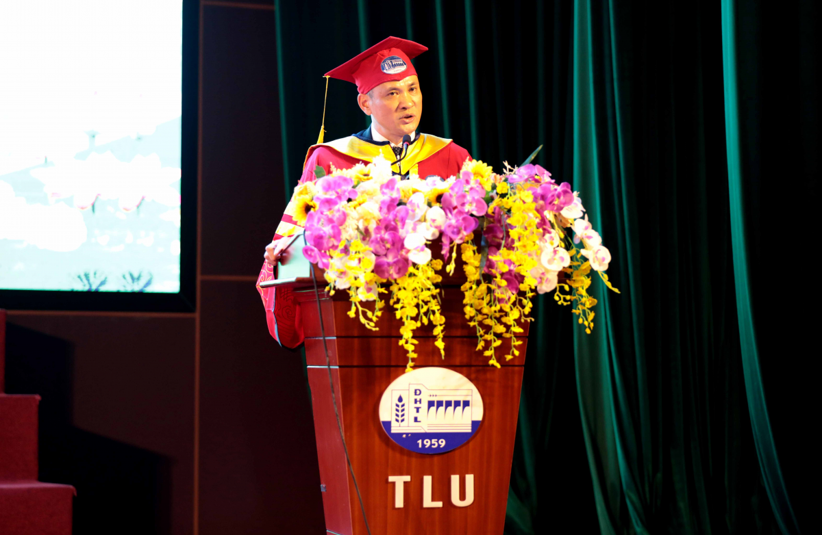 GS.TS Nguyễn Trung Việt – Phó Hiệu trưởng phát biểu chúc mừng các tân kỹ sư, tân cử nhân
