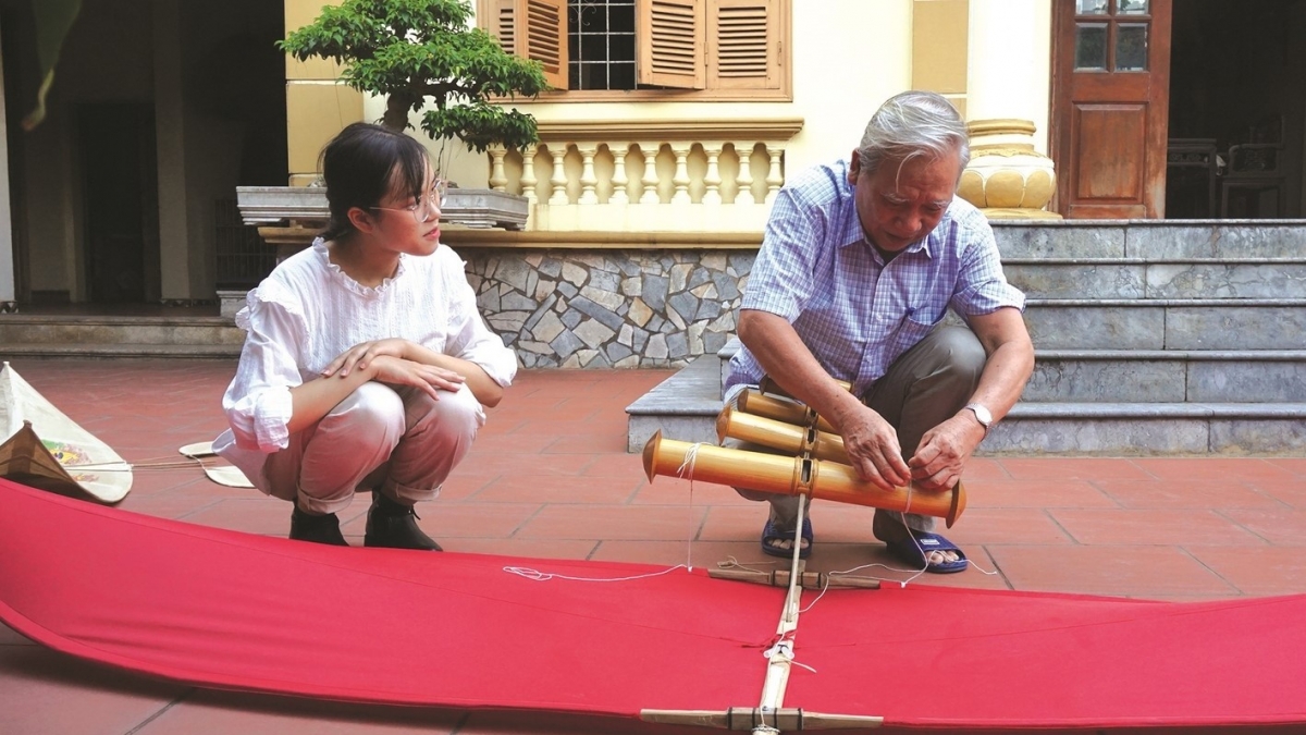 Khi có các đoàn khách đến thăm nhà, Nghệ Nhân Nhân dân Nguyễn Hữu Kiêm luôn vui vẻ hướng dẫn tỉ mỉ kỹ thuật làm sáo diều