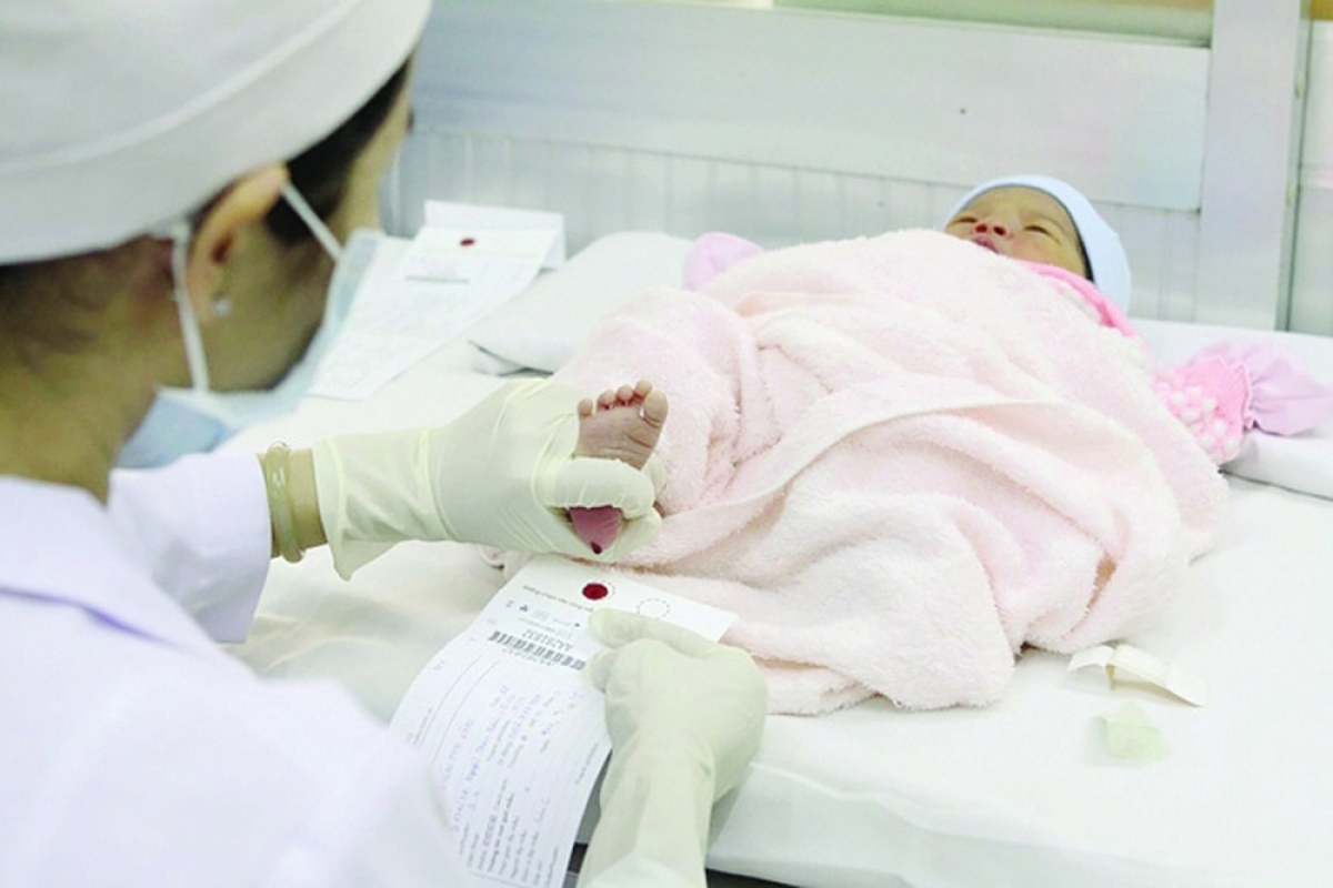 Lấy máu gót chân để sàng lọc dị tật bẩm sinh cho trẻ sơ sinh