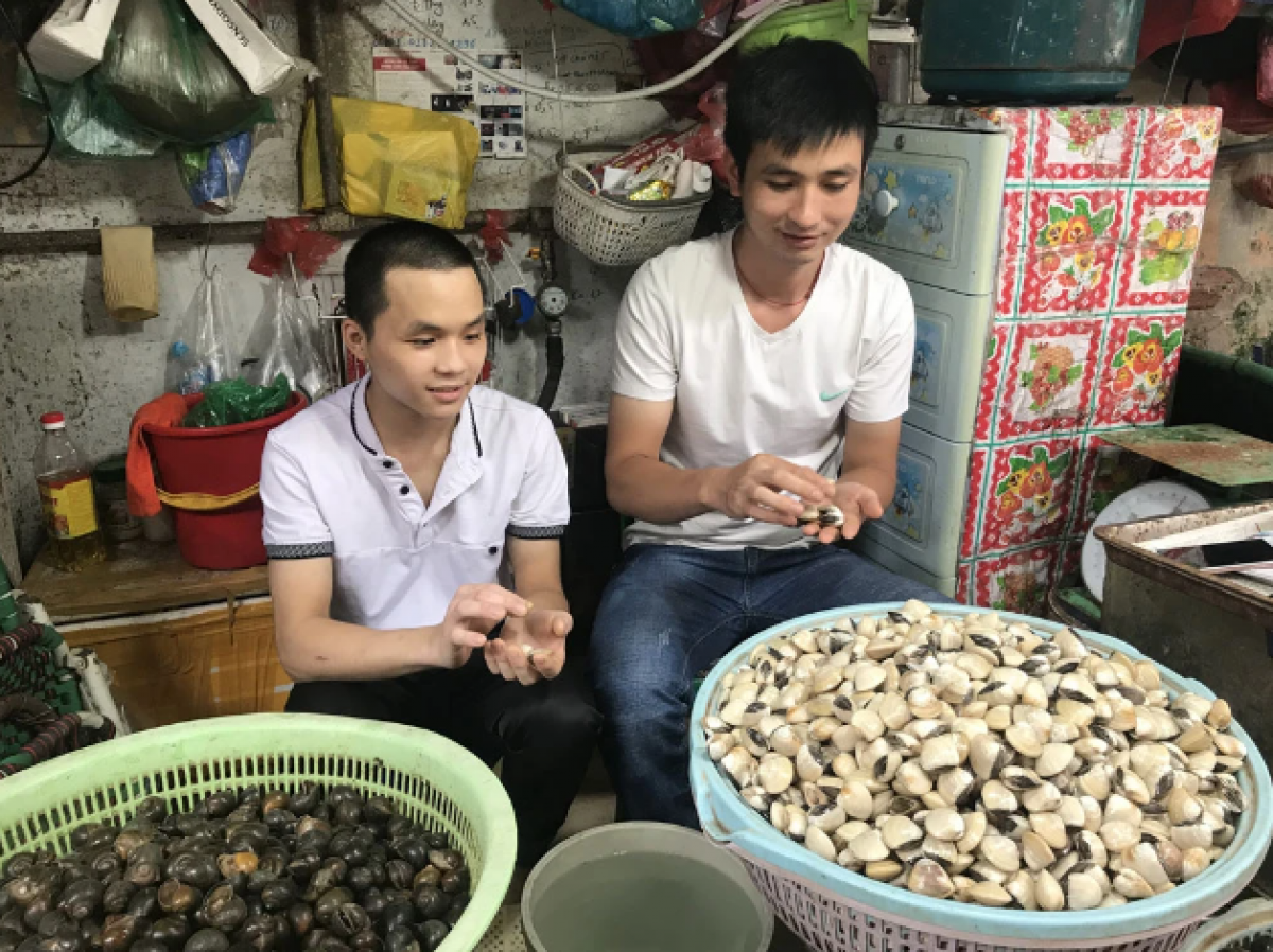 Em Trương Đình Tứ và Tạ Long Nhân là 2 trẻ tự kỷ được bà Nhung chăm lo chữa khỏi bệnh, hiện biết buôn bán tại chợ Châu Long