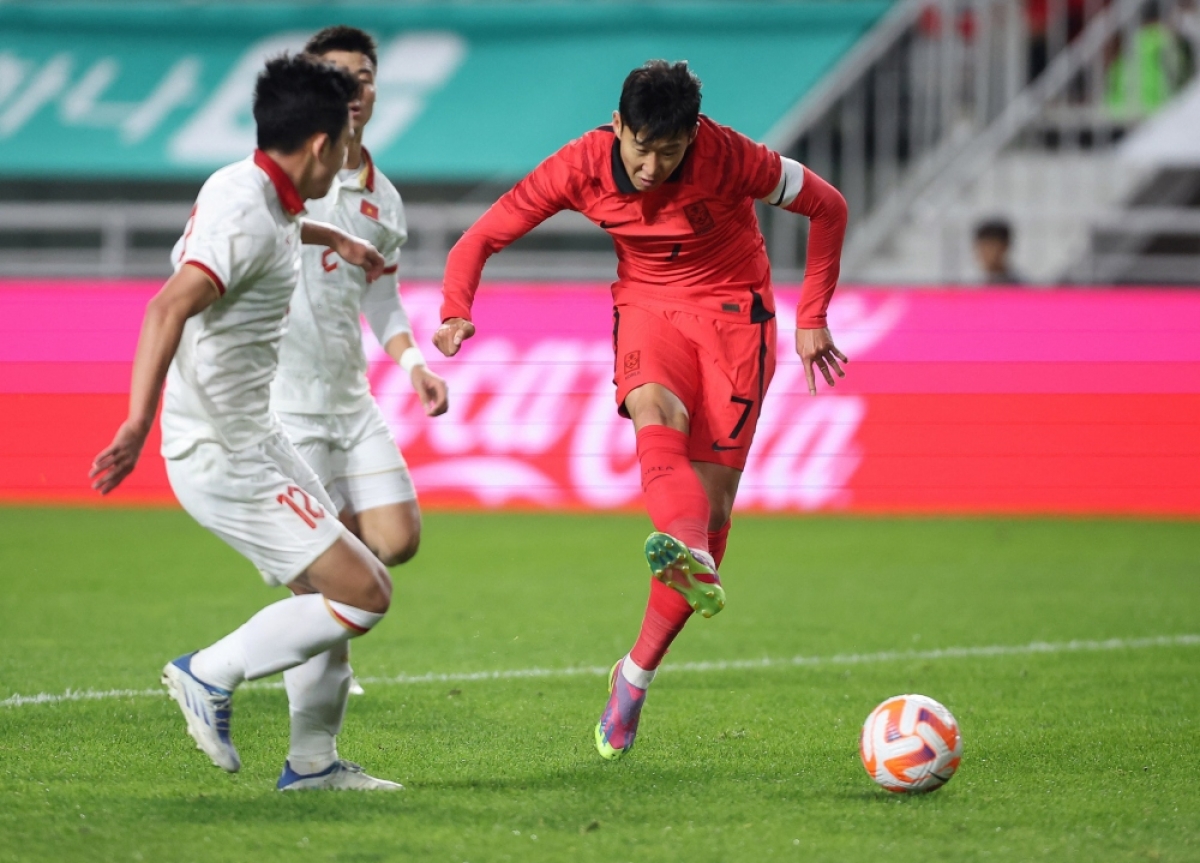 Son Heung-min ghi bàn vào lưới ĐT Việt Nam