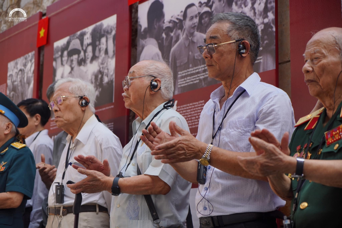 Các nhân chứng, lão thành cách mạng, cựu tù chính trị Nhà tù Hỏa Lò, Trại giam tù binh Phú Quốc tham dự trưng bày
