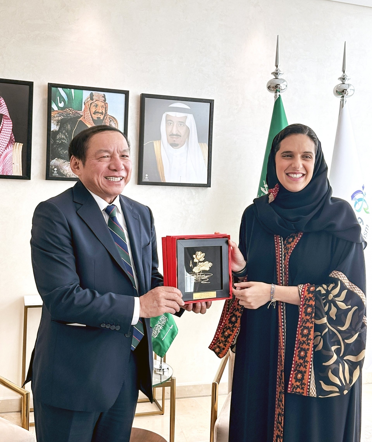 Bộ trưởng Bộ VH,TT&amp;DL Nguyễn Văn Hùng tặng quà Công chúa Haifa bint Mohammed Al-Saud, Thứ trưởng Bộ Du lịch Ả-rập Xê-út