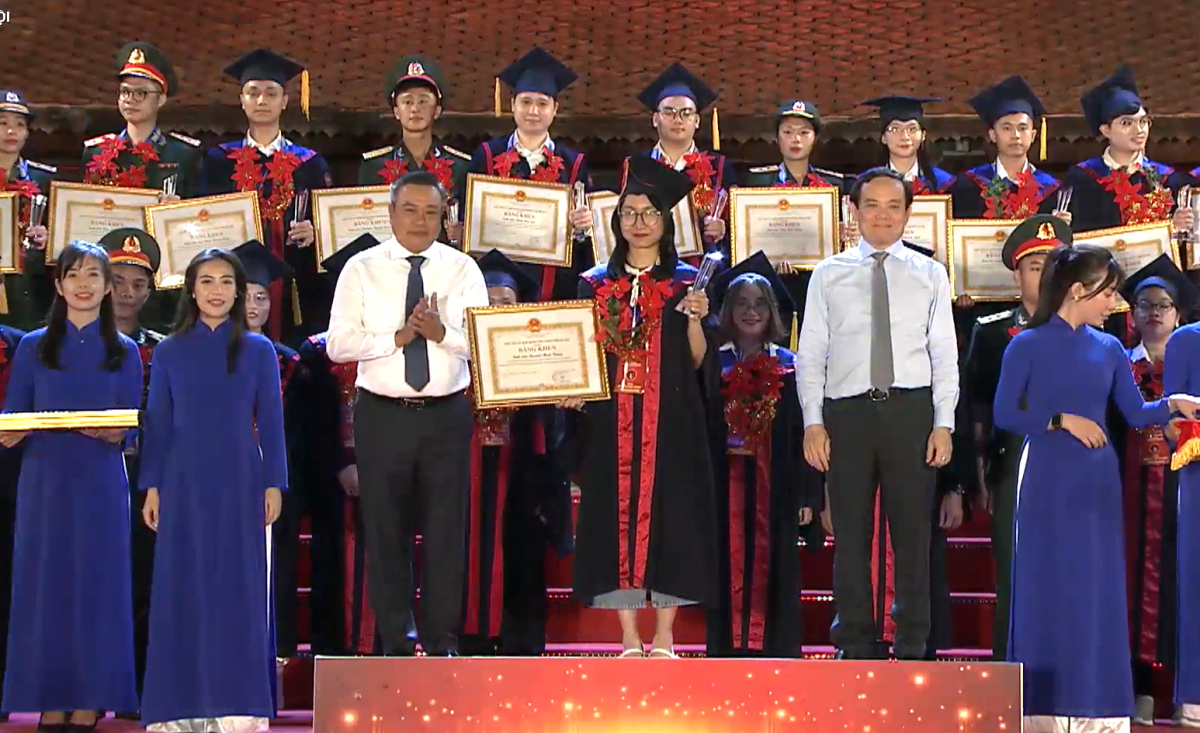Phó Thủ tướng Chính phủ Trần Lưu Quang và Chủ tịch UBND TP Hà Nội Trần Sỹ Thanh trao bằng khen cho Thủ khoa xuất sắc