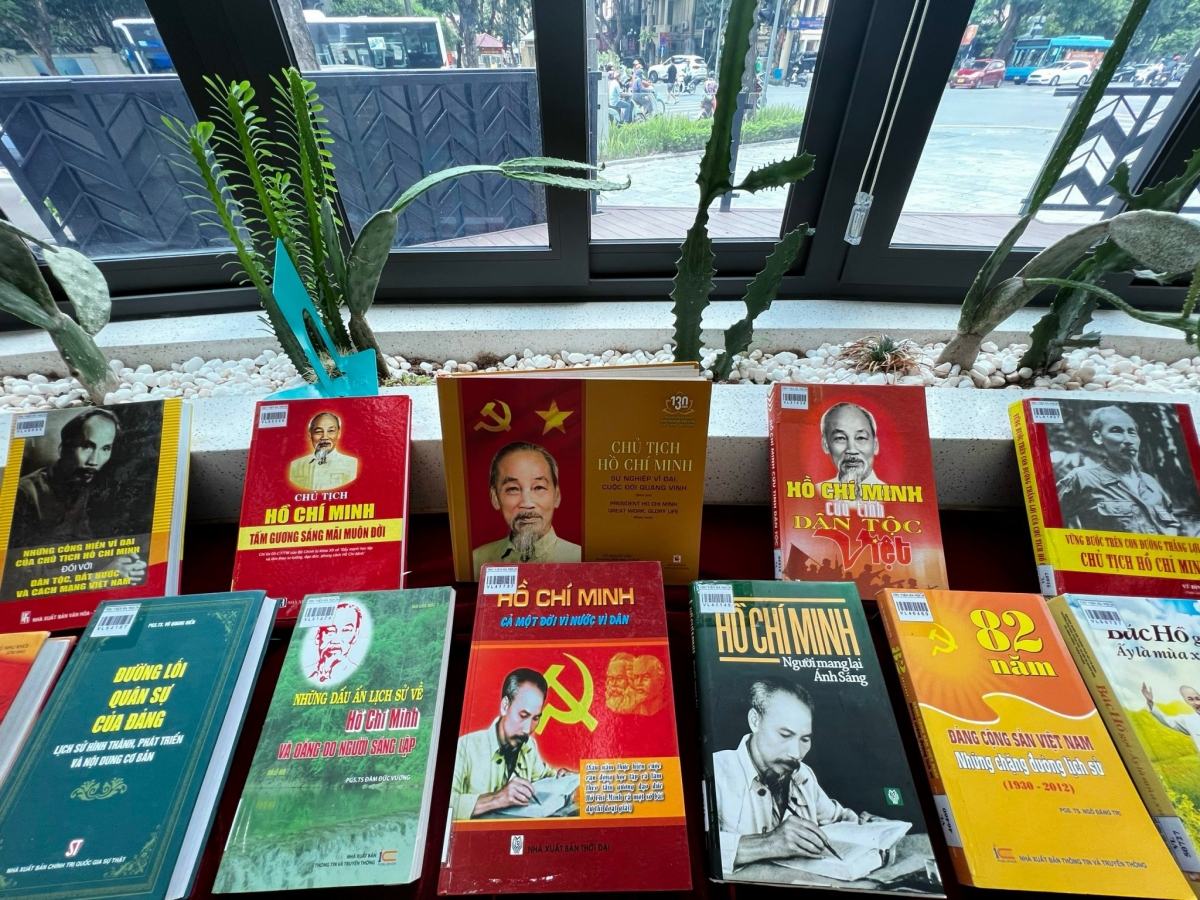 Sách về Chủ tịch Hồ Chí Minh. Ảnh: Thư viện HN