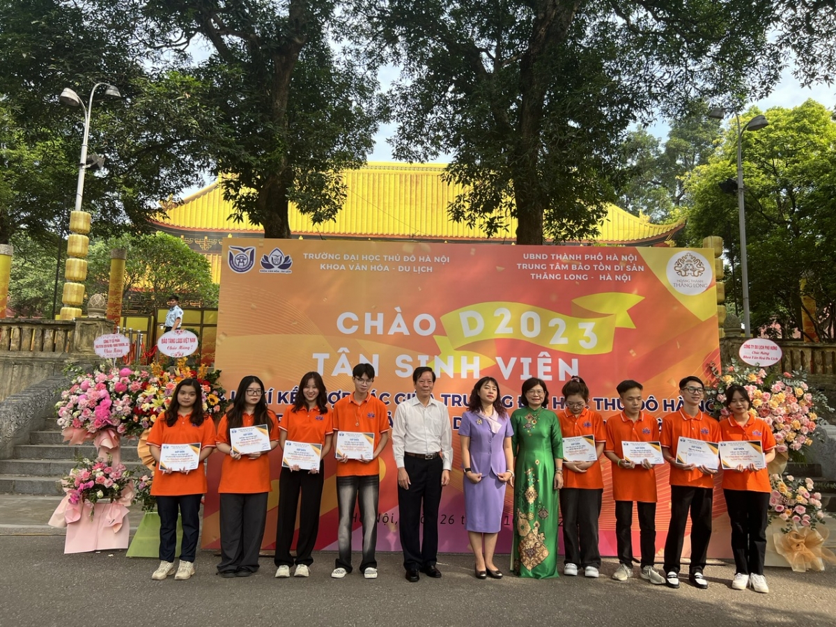 Lãnh đạo Trường Đại học Thủ đô Hà Nội trao thưởng cho các Thủ khoa đầu vào khoa học 2023 -2026