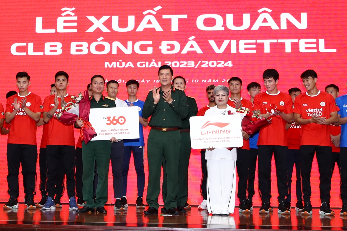Phó TGĐ Tập đoàn Đỗ Minh Phương trao bảng danh vị cho nhà tài trợ áo thi đấu Li-Ning và đơn vị đồng hành là TV360.