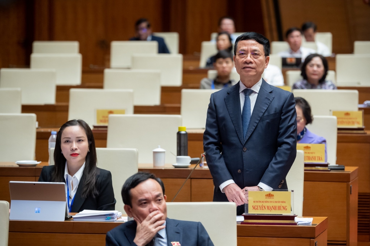 Bộ trưởng Bộ Thông tin và Truyền thông Nguyễn Mạnh Hùng trả lời chất vấn