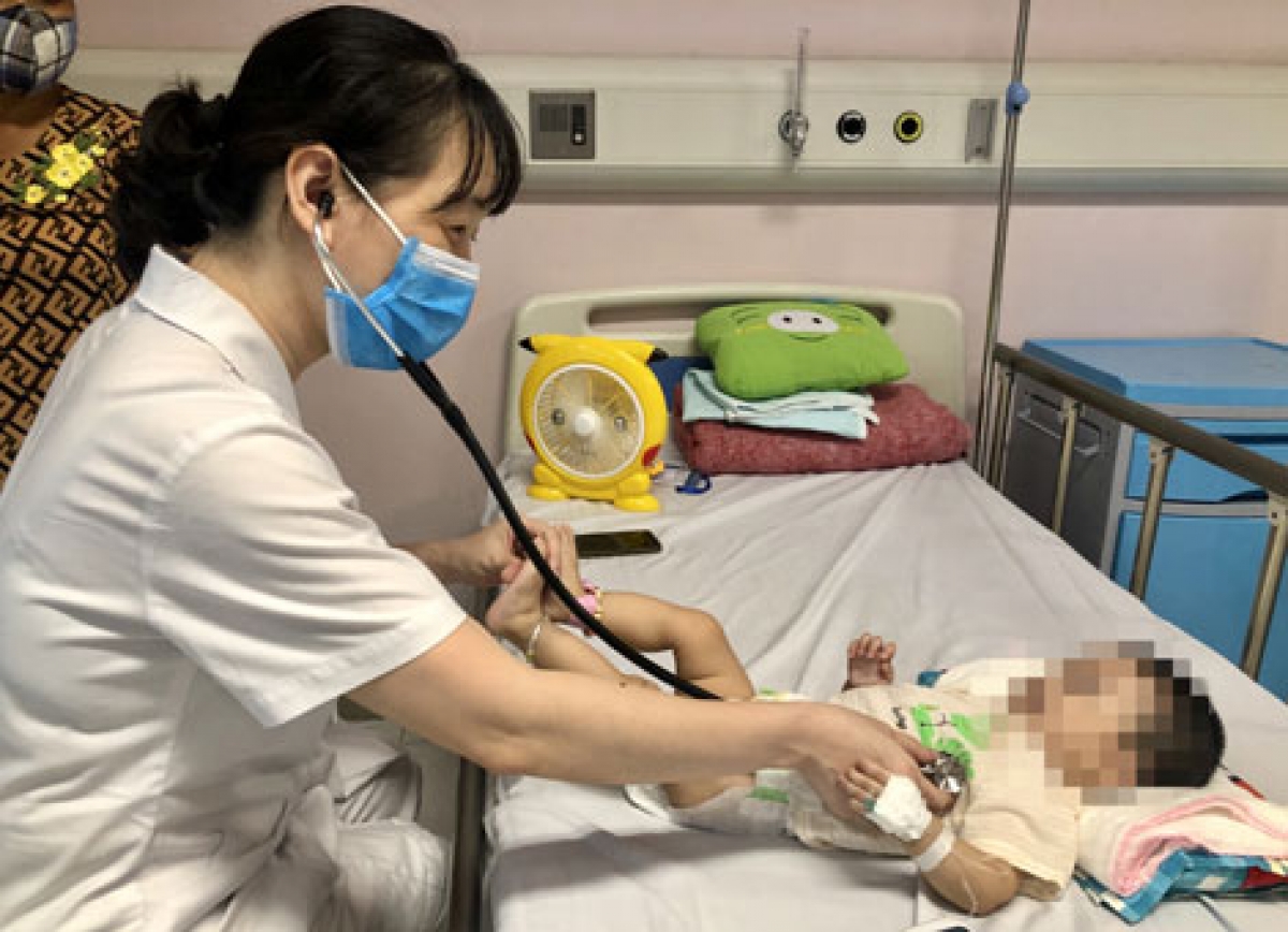 TS-BS Nguyễn Ngọc Khánh thăm khám cho bệnh nhi bị rối loạn chuyển hóa bẩm sinh