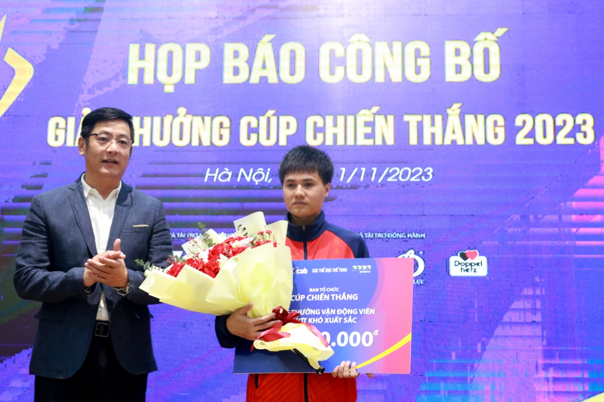 Ban Tổ chức trao phần thưởng đặc biệt cho VĐV cờ vua khiếm thị Lê Văn Việt